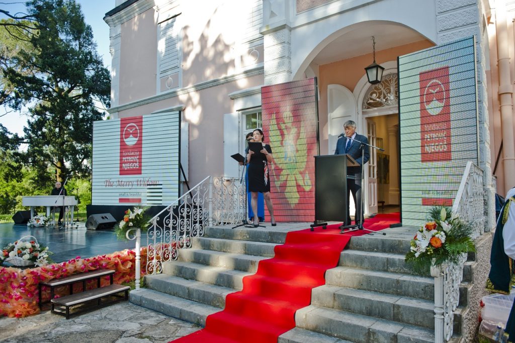 Maj-2014.-dvorac-Petrovica-dogadaj-pod-pokroviteljstvom-Fondacije-Petrovic-Njegos-1024x682 Dr Ljubo Vujović: Nepoznati detalji o zabranjenoj opereti Vesela udovica u Crnoj Gori