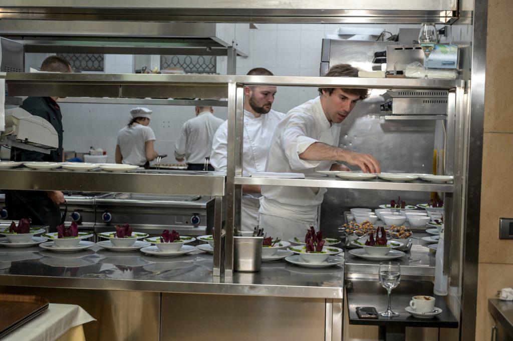 Branko-Kisic-u-kuhinji-1024x681 Kisić o novoj eri za Klub književnika: Želim da kroz hranu ispričamo priču o novom spoju Beograda i drugih gradova i sela Srbije