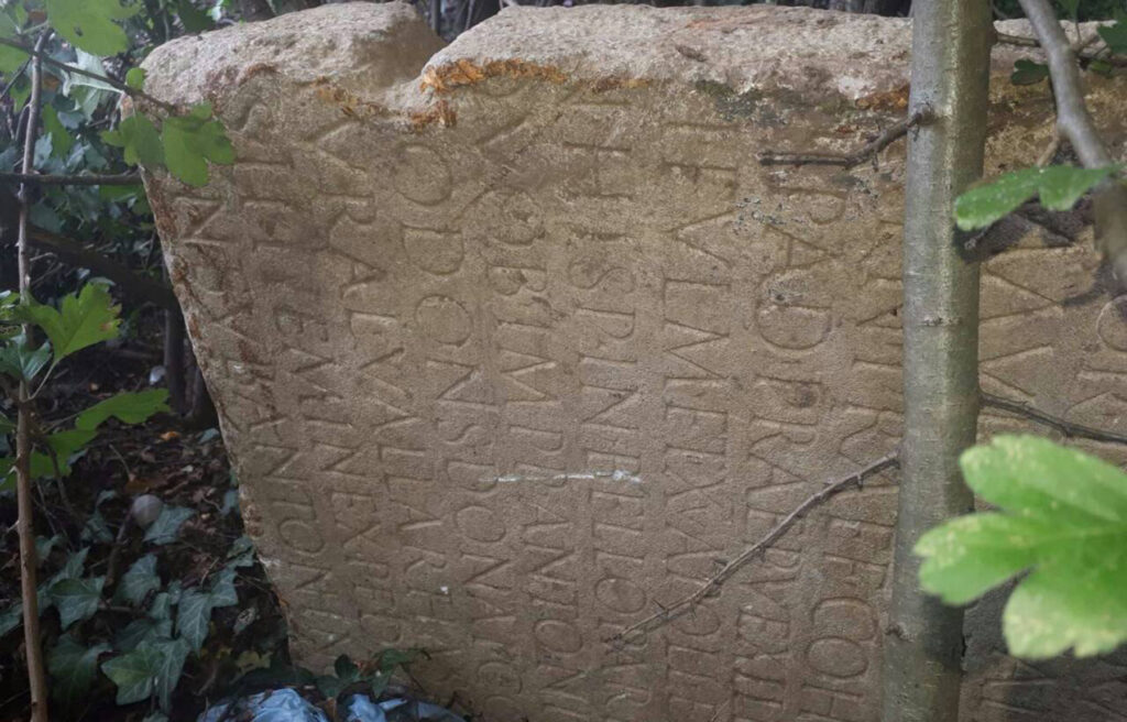 rimskispomenik-1024x656 ČUDNI PUTEVI RIMSKE STELE - Kulturno dobro koje je otkriveno, ukradeno i pronađeno za svega 13 dana