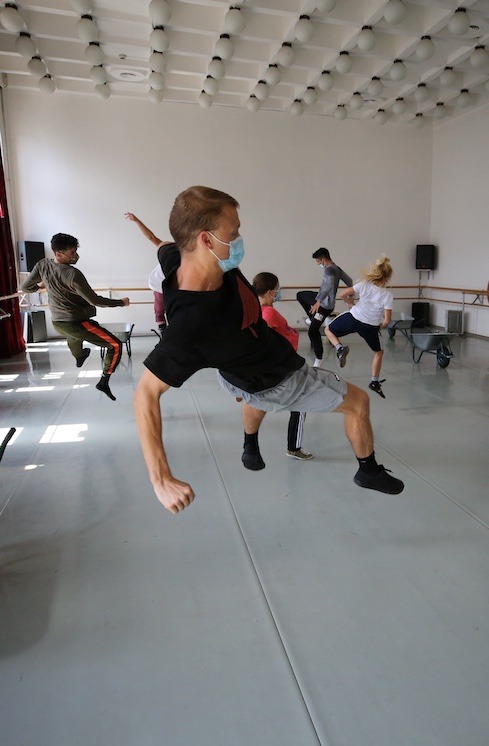 slika-7 Savremena predstava "Poziv svi marš na ples" premijerno 21. avgusta