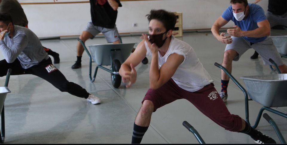 slika-9 Savremena predstava "Poziv svi marš na ples" premijerno 21. avgusta