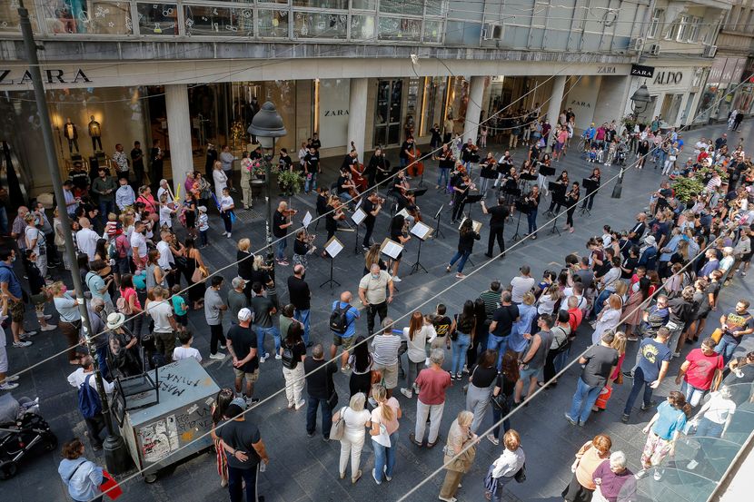 foto-Beogradska-filharmonija Beogradska filharmonija oduševila Beograđane iznenadnim koncertom na ulici