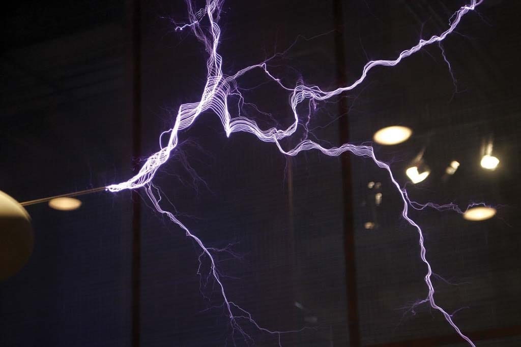 misa-savic Performans Miroslava Miše Savića „Moždana i vremenska oluja Mix“ inspirisan delom Nikole Tesle u Bioskopu Balkan