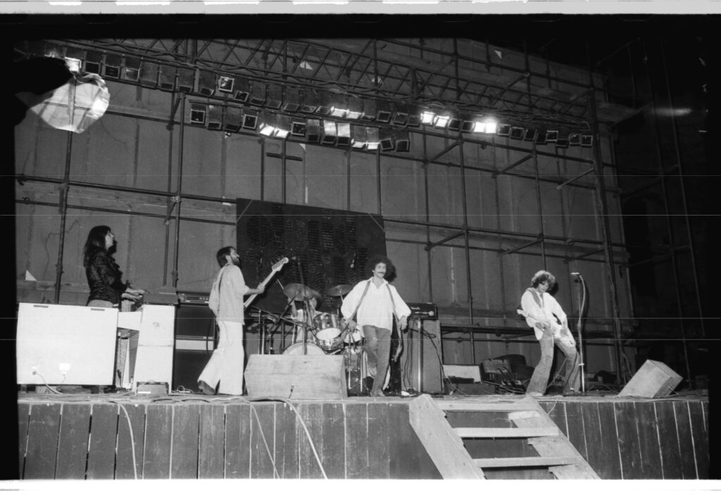 Koncert-grupe-Bijelo-dugme-u-Areni_18_7_1977-foto-Dusan-Curic-1024x703 Tribina: Kako je muzika oblikovala svakodnevicu jugoslovenskog čoveka?