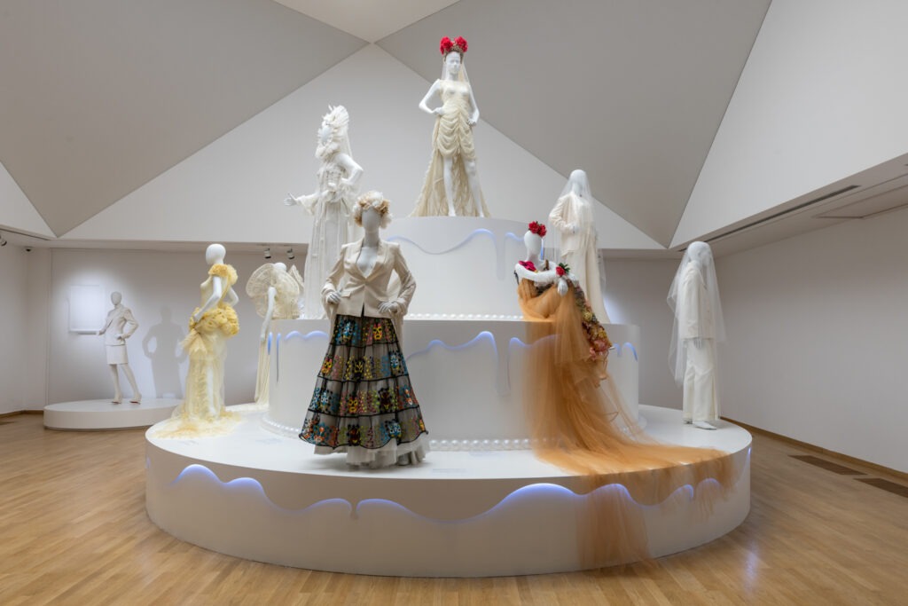 Gaultier-photo-Bojana-Janjic-1-1024x683 Stručna vođenja istoričara mode kroz izložbu "Ljubav je ljubav: Radost venčanja za sve Žan Pol Gotje"