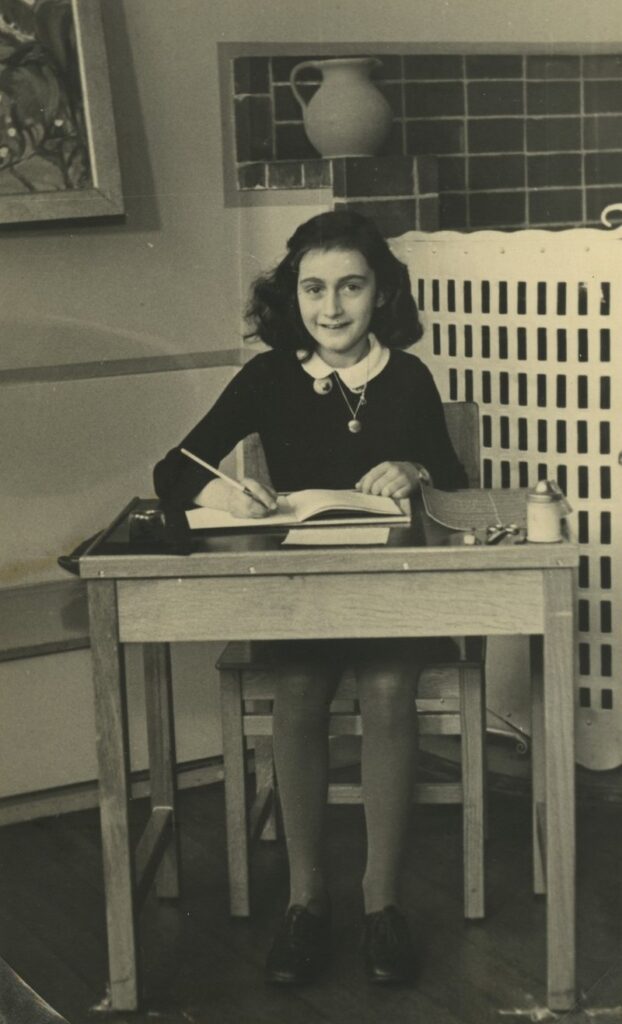 800px-AnneFrankSchoolPhoto-622x1024 Zašto je Odri Hepbern odbila da glumi Anu Frank na filmu