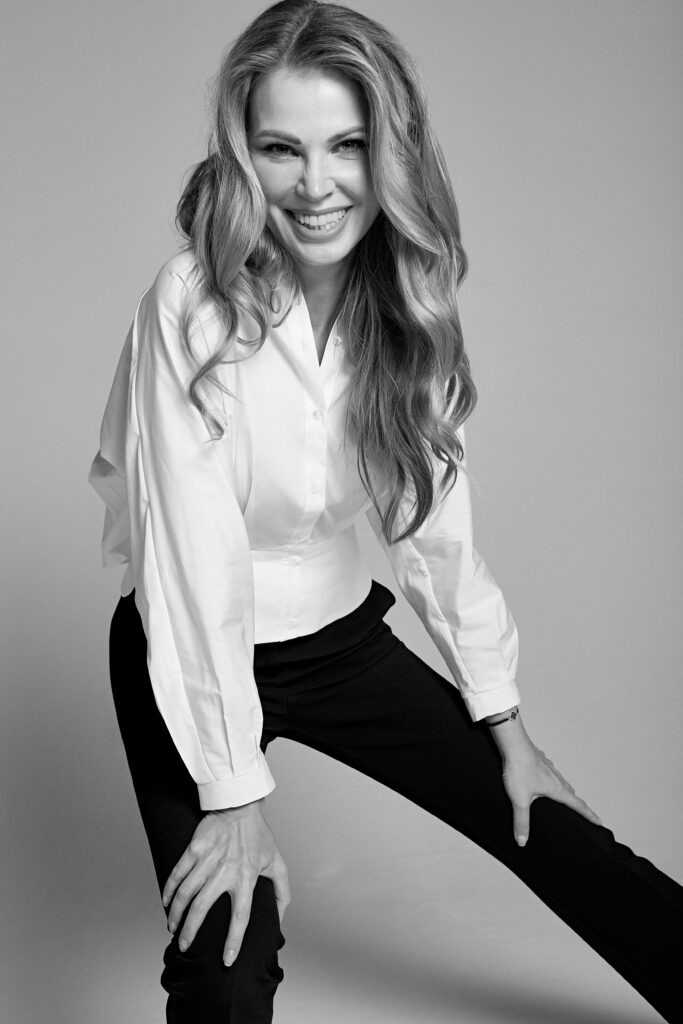 LENA0160-683x1024 „Kvantne tačke Univerzuma“, izložba slika Elene Vogulkine