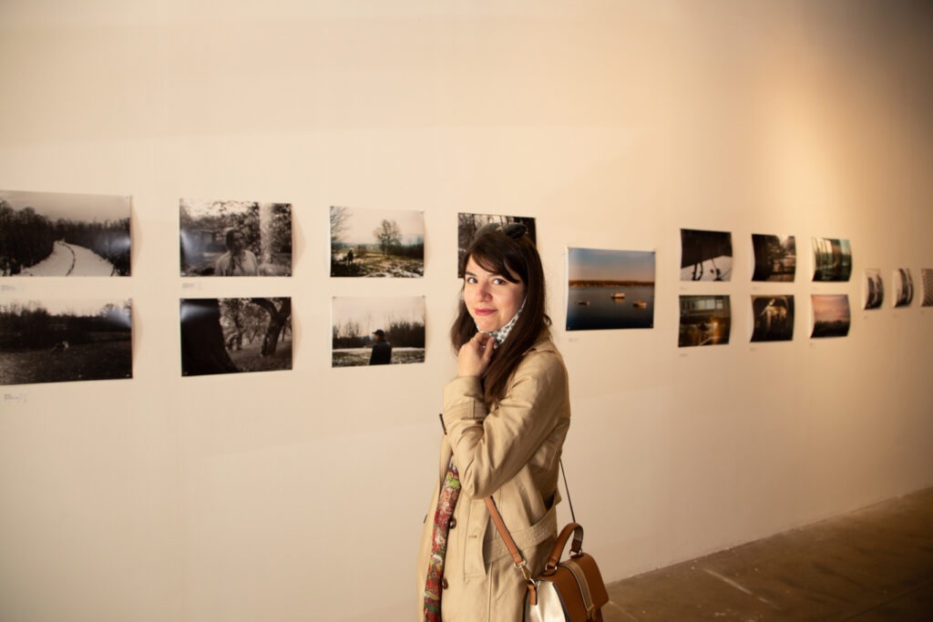 izlozba_iz_medu_otvaranje__emilija_gasic_fotkao_aleks_vajski_istok_films_2-1024x683 U Njujorku otvorena izložba naše umetnice Emilije Gašić