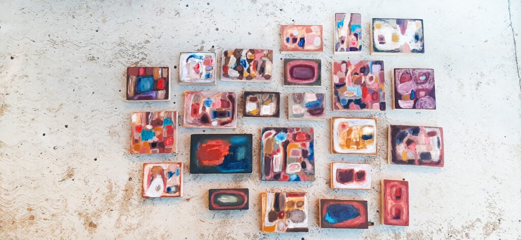 Minijature-ciklusa-Gradovi-pamte-ulje-na-drvetu-Ivana-Martic-2021.-1024x472 Izložba „Gradovi pamte” Ivane Martić u Novom Sadu