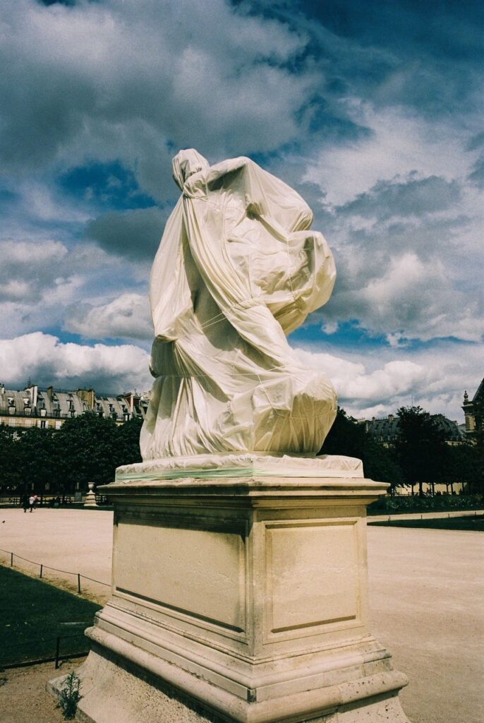 PHOTO-2021-10-22-10-31-28-686x1024 Izložba Viktora Šekularca "Layers of the Facade"