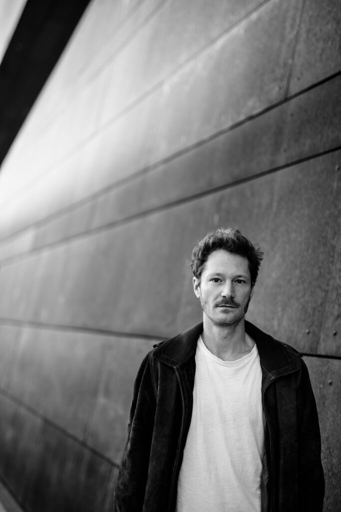 LeonhardPill_highres_c-by-Marlene-Frohlich-luxundlumen.com-1-1-683x1024 "Na drugi pogled": Andrea Palašti i Leonhard Pill u novembarskom fokusu