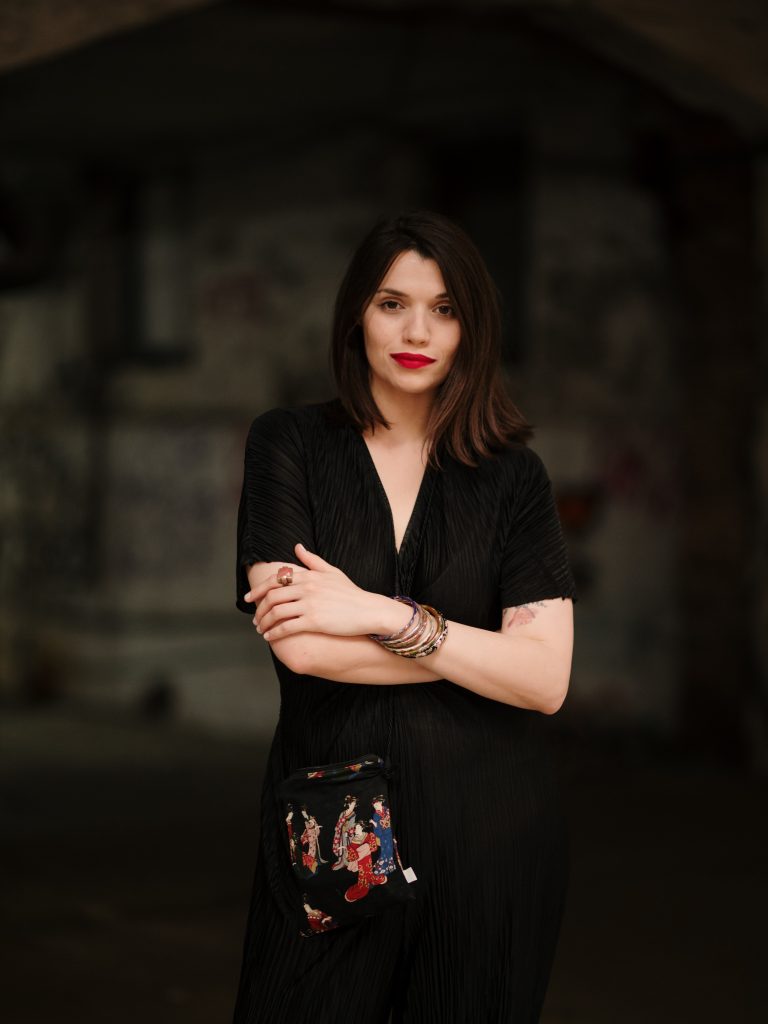 Dea-Dzankovic-fotograf-Nikola-Rudic-1-768x1024 "Suzovača", samostalna izložba Dee Džanković