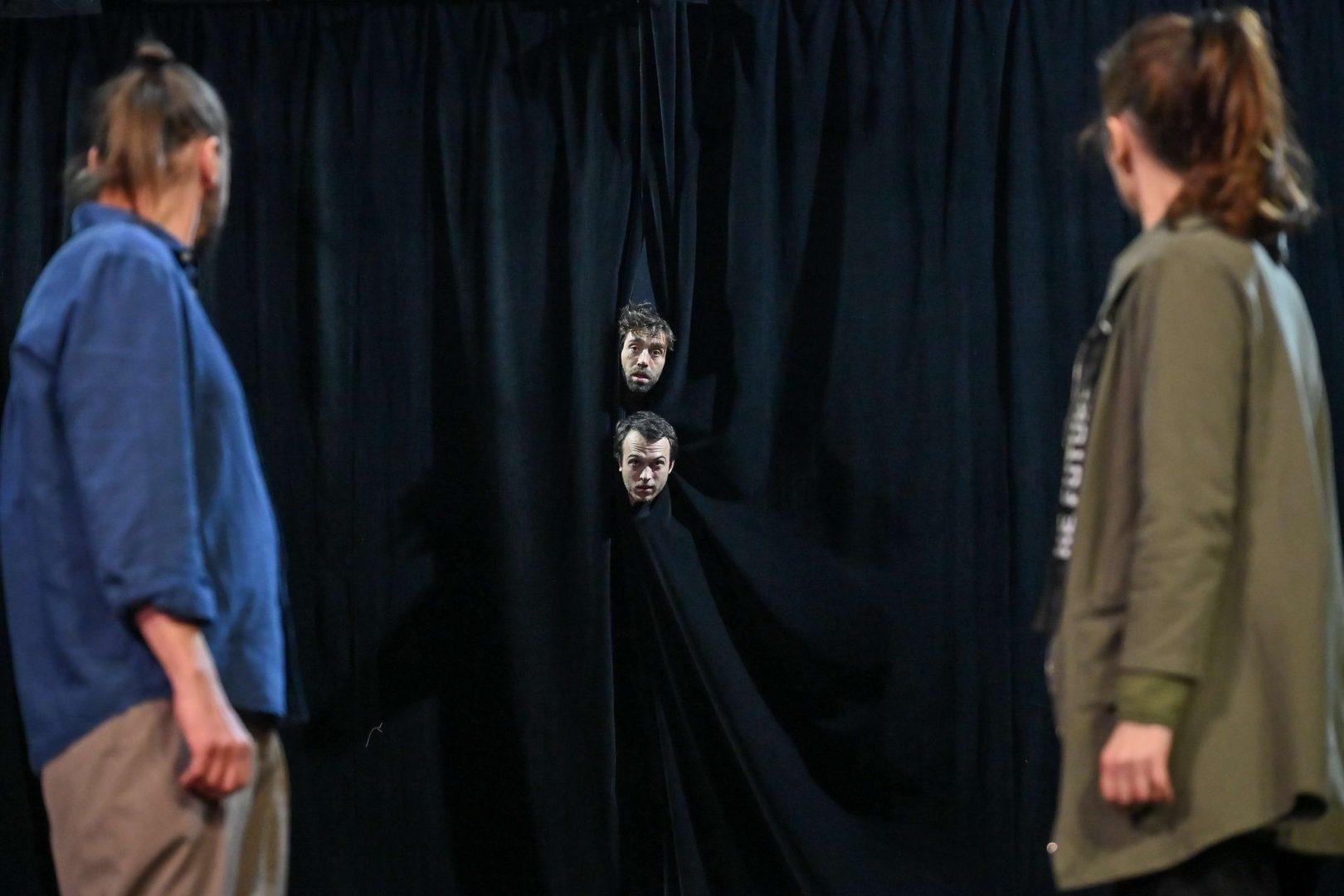 586600308_1367500002052891_4223848174760103227_n-1620x1080 Moćna izvedba „Inkubatora“: Frljić na Desiré festivalu pomera granice savremenog teatra