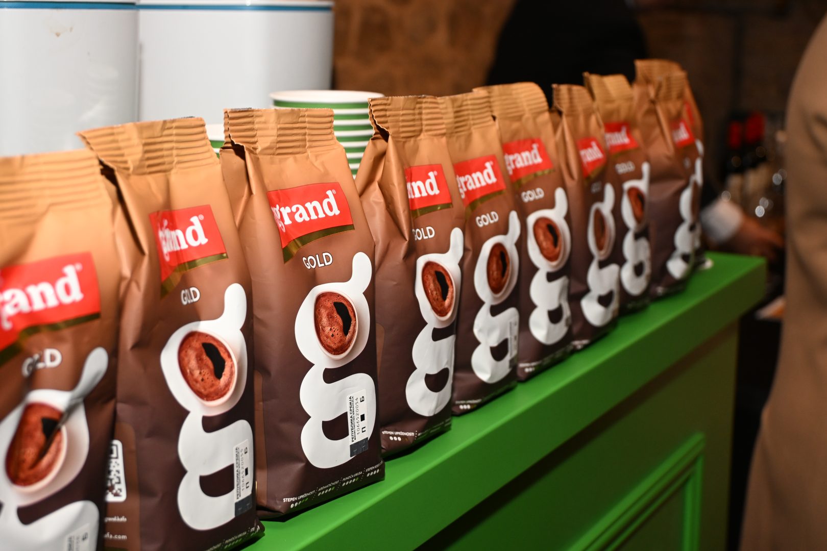 Izlozba-Odraz_Grand-kafa_Foto-by-Lana-Mihajlovic-1-1620x1080 Odraz - sudar prošlosti i sadašnjosti kroz ženske srednjovekovne likove