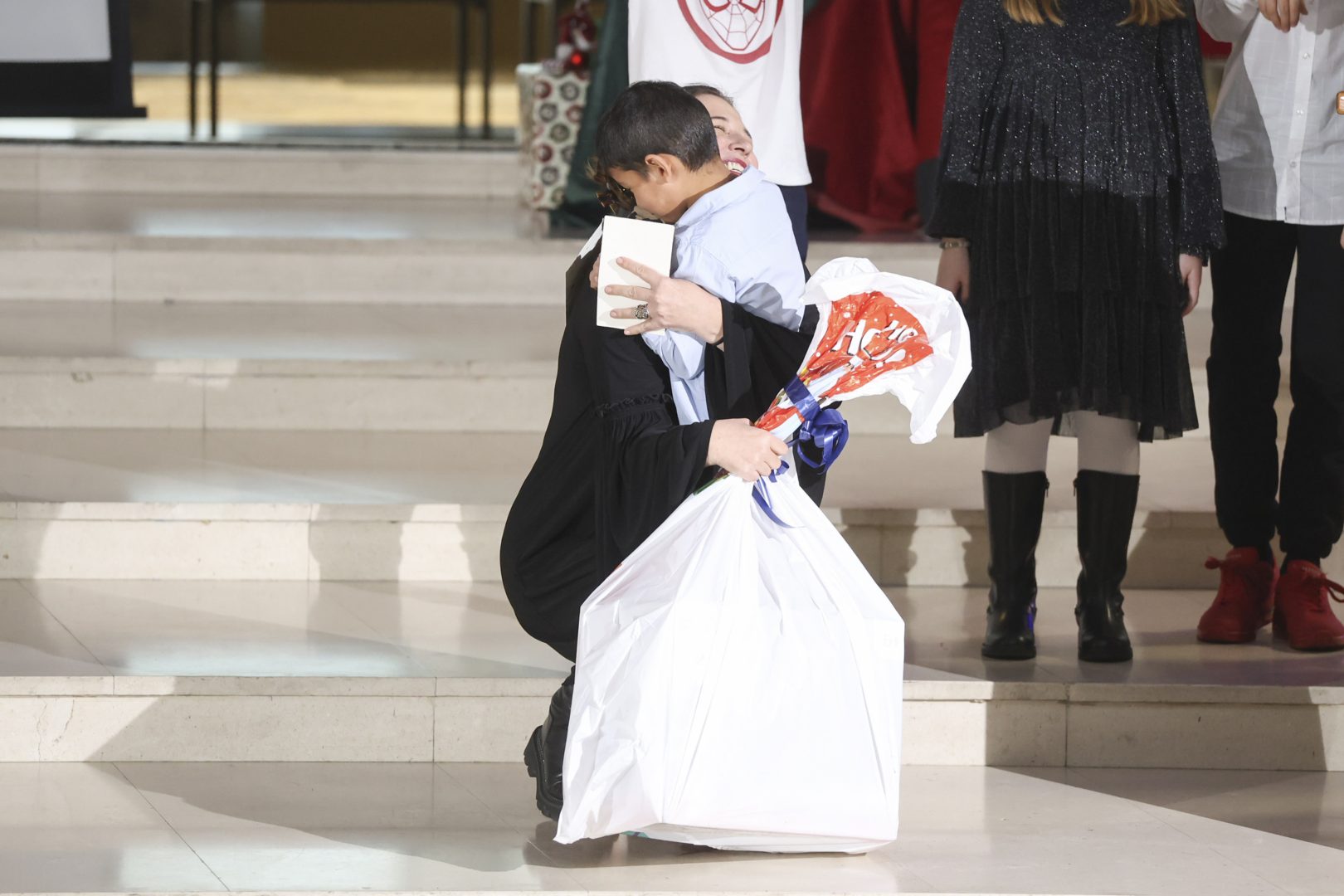 Nela-Mihailovic-dodeljuje-poklon-detetu-iz-prihvatilista-1620x1080 Humanitarni novogodišnji modni događaj za decu Prihvatilišta