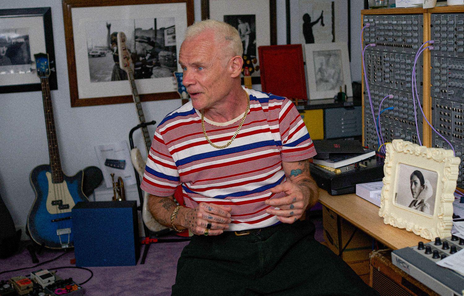 Flea-by-Gus-Van-Sant Flea, legendarni basista Red Hot Chili Peppersa, predstavlja svoj prvi solo album „Honora“