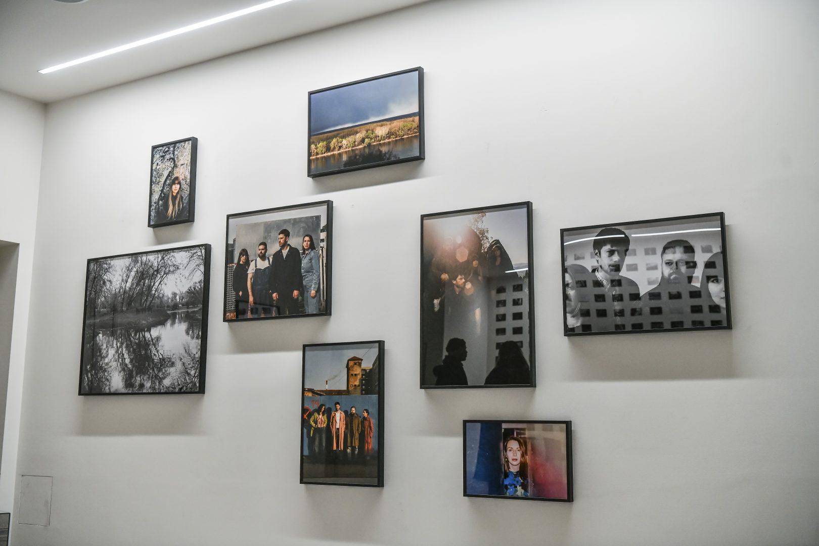 Izlozba-fotografija-KOIKOI_Mikromomenti-srece_New-Moment_Photo-credits_Goran-Srdanov-8-1620x1080 Izložba „Mikromomenti sreće“ otvorena u galeriji New Moment: KOIKOI slave pet godina rada u susret velikom beogradskom koncertu 27. marta