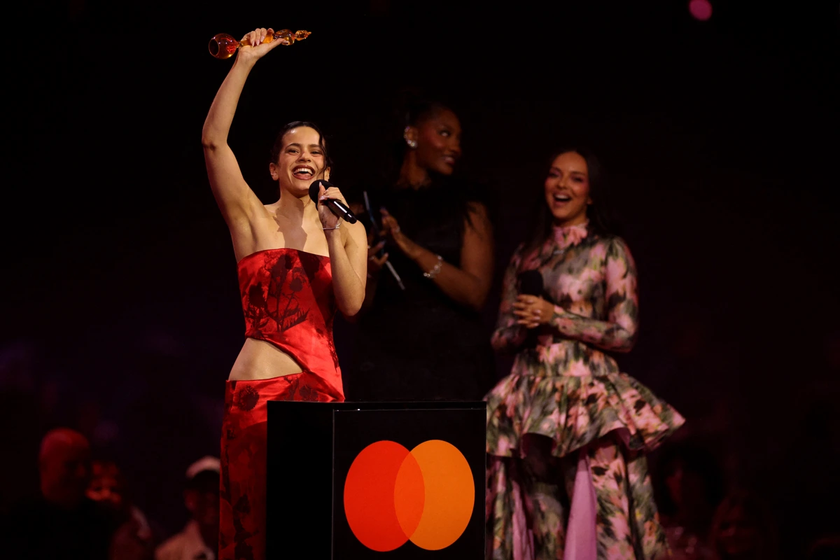 Rosalia-accepts-her-award-for-International-Artist-of-The-Year BRIT Awards: Najviše nagrada za Oliviu Dean