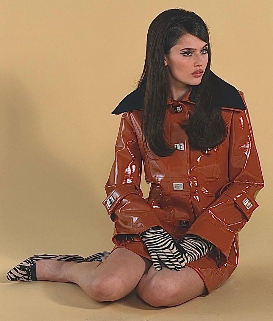 Sienna-Spiro_press-photo_photo-credit_Miriam-Maslin_2-917x1080 Dok „Die On This Hill“ osvaja top liste, Sienna Spiro donosi novu baladu „The Visitor“