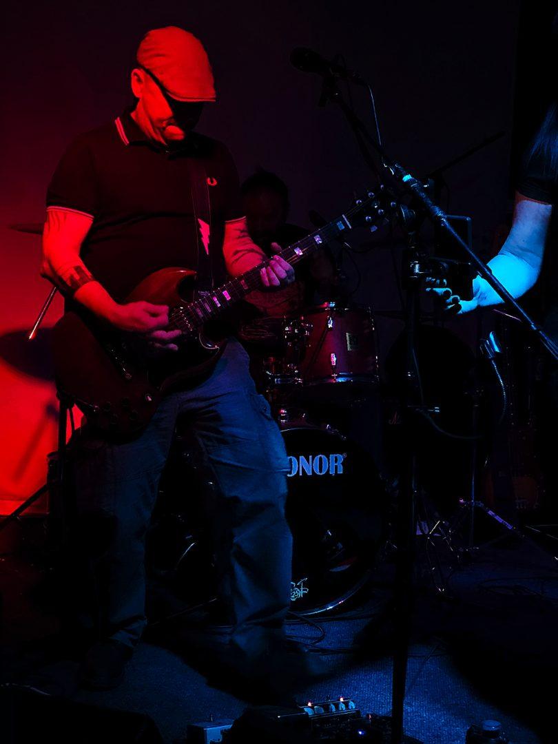 1000037565-810x1080 Kad sviraju The Bite: Gitarska liturgija četiri rokenrol božanstva