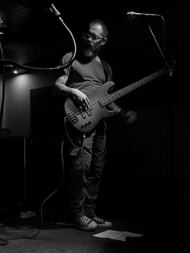 1000037628-810x1080 Kad sviraju The Bite: Gitarska liturgija četiri rokenrol božanstva