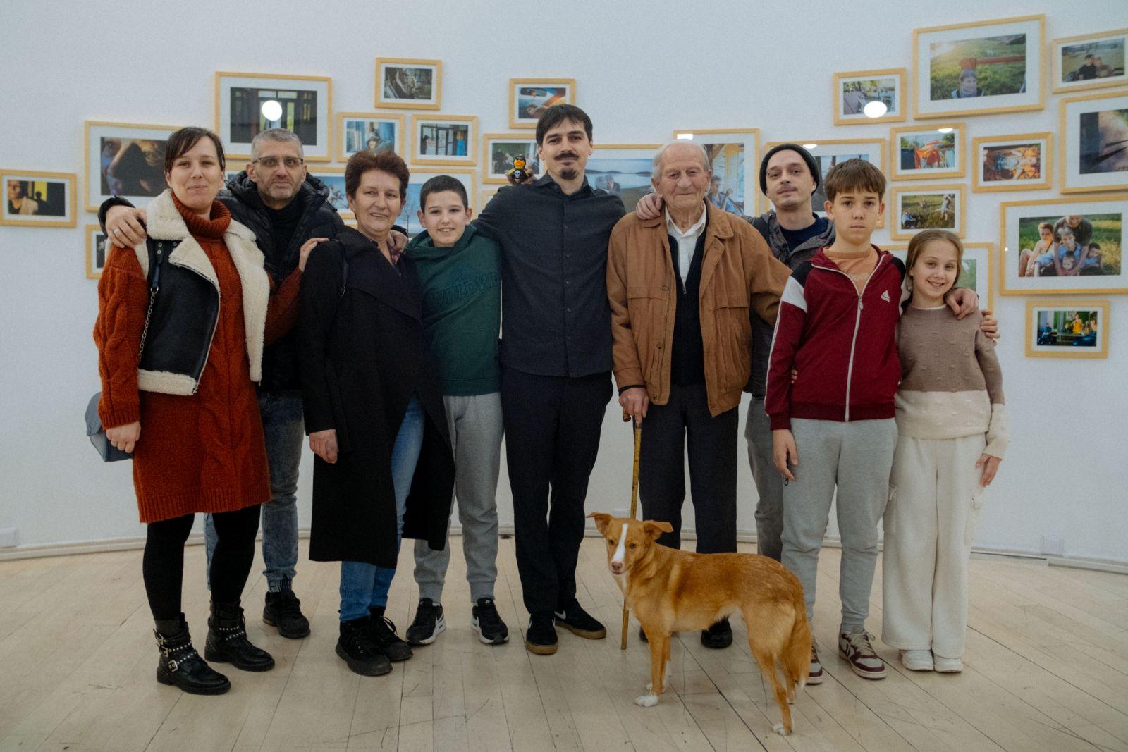 Ekipa-filma-Vetre-pricaj-sa-mnom-na-otvaranju-izlozbe_foto-Filip-Stojanovic-1 Vođenje kroz izložbu „Porodica vetra“ Stefana Đorđevića i specijalna projekcija filma „Vetre, pričaj sa mnom“ u Kulturnom centru Beograda