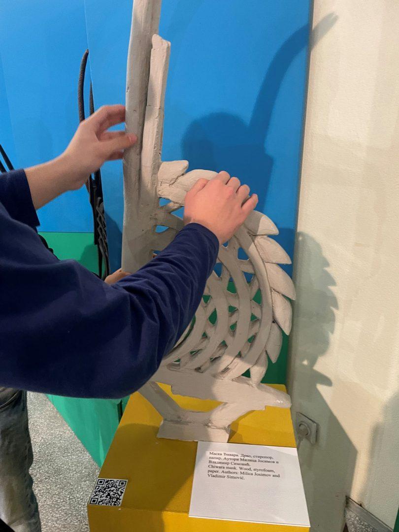 Vidi-dodirni-oseti_taktilna-izlozba_foto-MAU-2-810x1080 „Vidi, dodirni, oseti…“ - Prva publikacija na Brajevom pismu u izdanju Muzeja afričke umetnosti